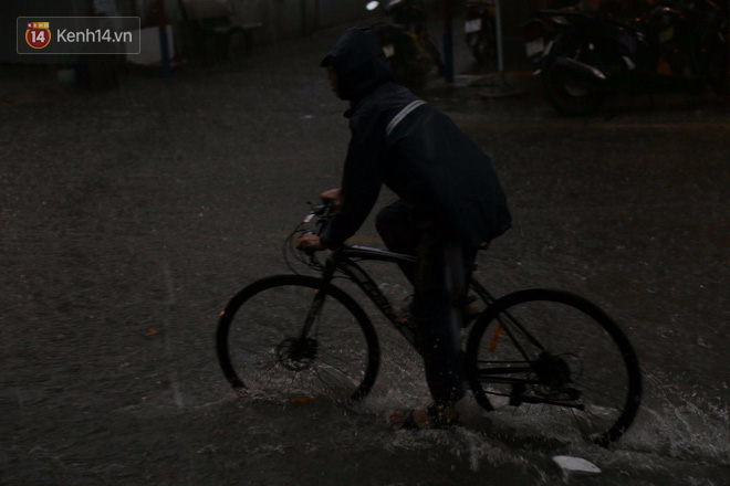 Giữa ban ngày Sài Gòn bỗng tối sầm vì mưa lớn, người dân phải bật đèn di chuyển trên đường